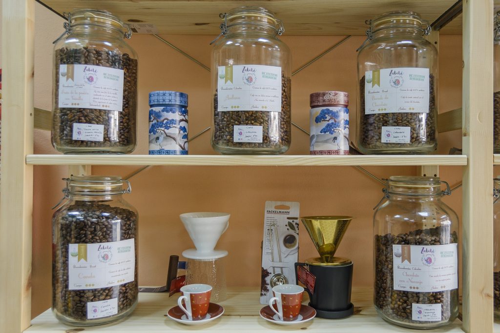 café arábica en grano de procedencias y aromatizados